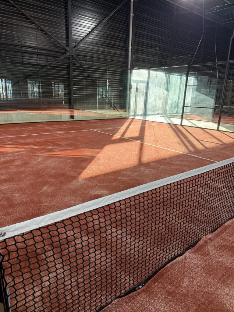 Terrain de padel couvert traversé par la lumière naturelle, Cocoon Padel Club près de Rouen