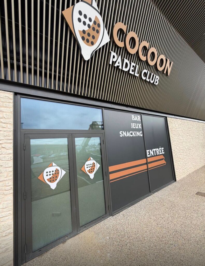 Façade et entrée vitrée du Cocoon Padel Club à Saint-Aubin-Celloville près de Rouen
