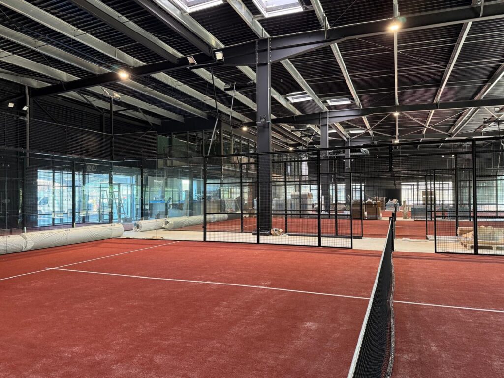 Terrains de padel indoor couverts aménagés au Cocoon Padel Club près de Rouen