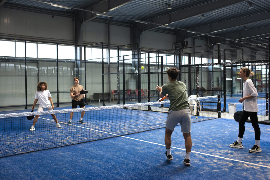 Terrain de padel indoor au Cocoon Padel Club Franqueville-Saint-Pierre