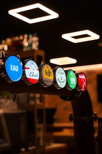 Becs de tireuses à bière du bar du Cocoon Padel Club près de Rouen