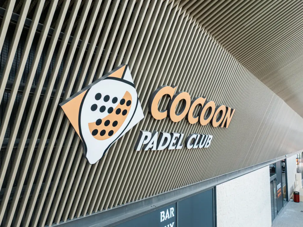 Enseigne extérieure du Cocoon Padel Club sur la façade du bâtiment près de Rouen