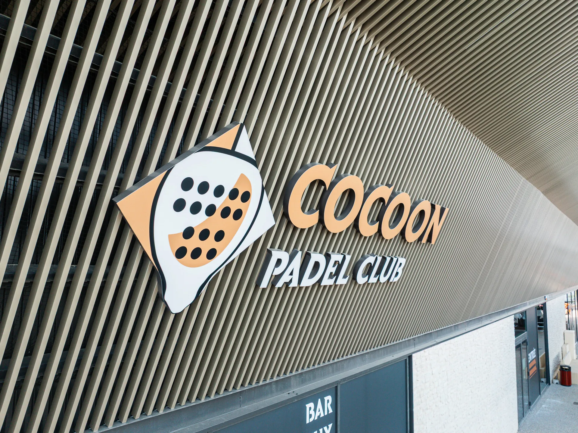 Enseigne extérieure du Cocoon Padel Club sur la façade du bâtiment près de Rouen