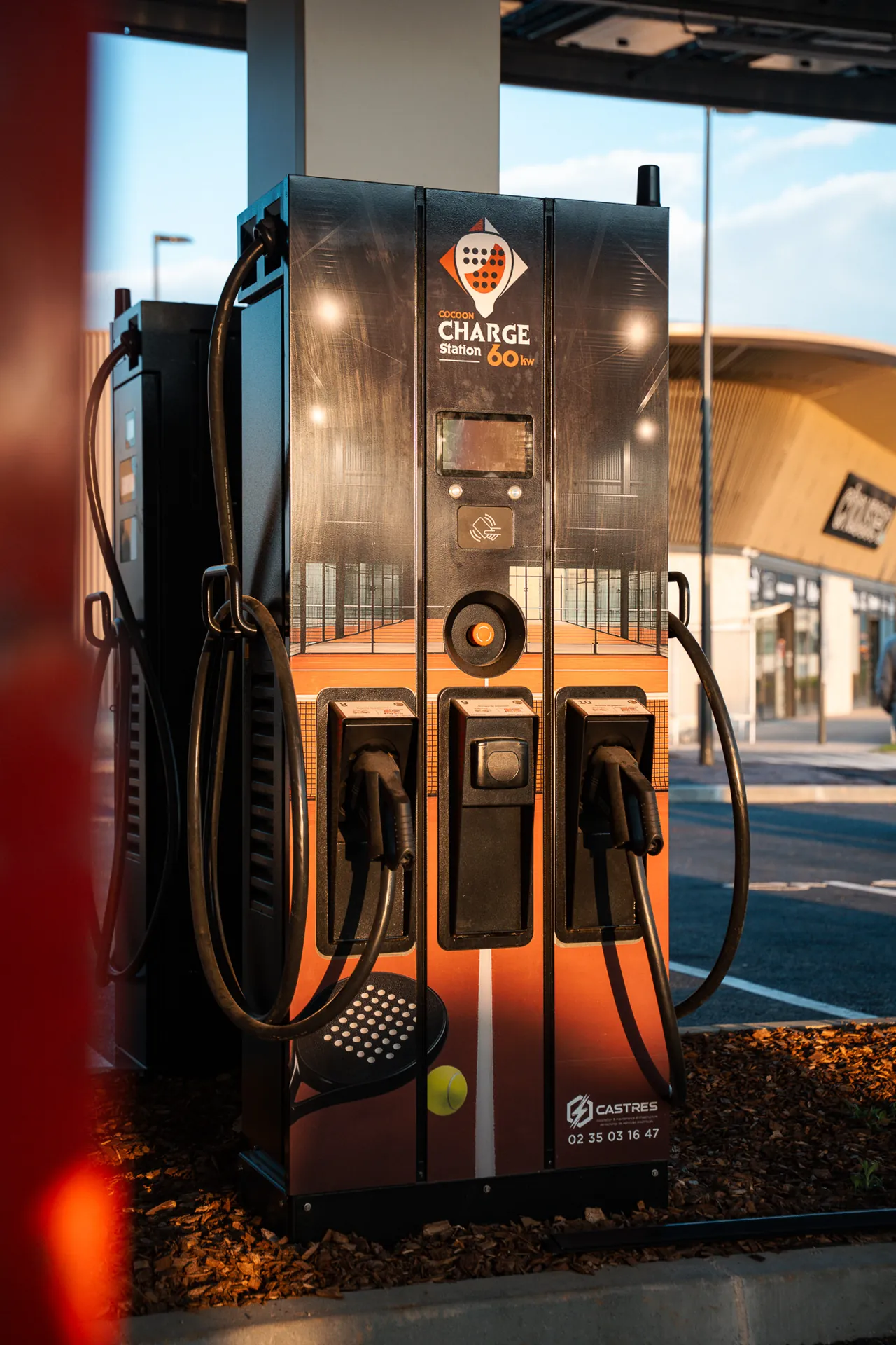 Parking du Cocoon Padel Club avec bornes de recharge électrique près de Rouen