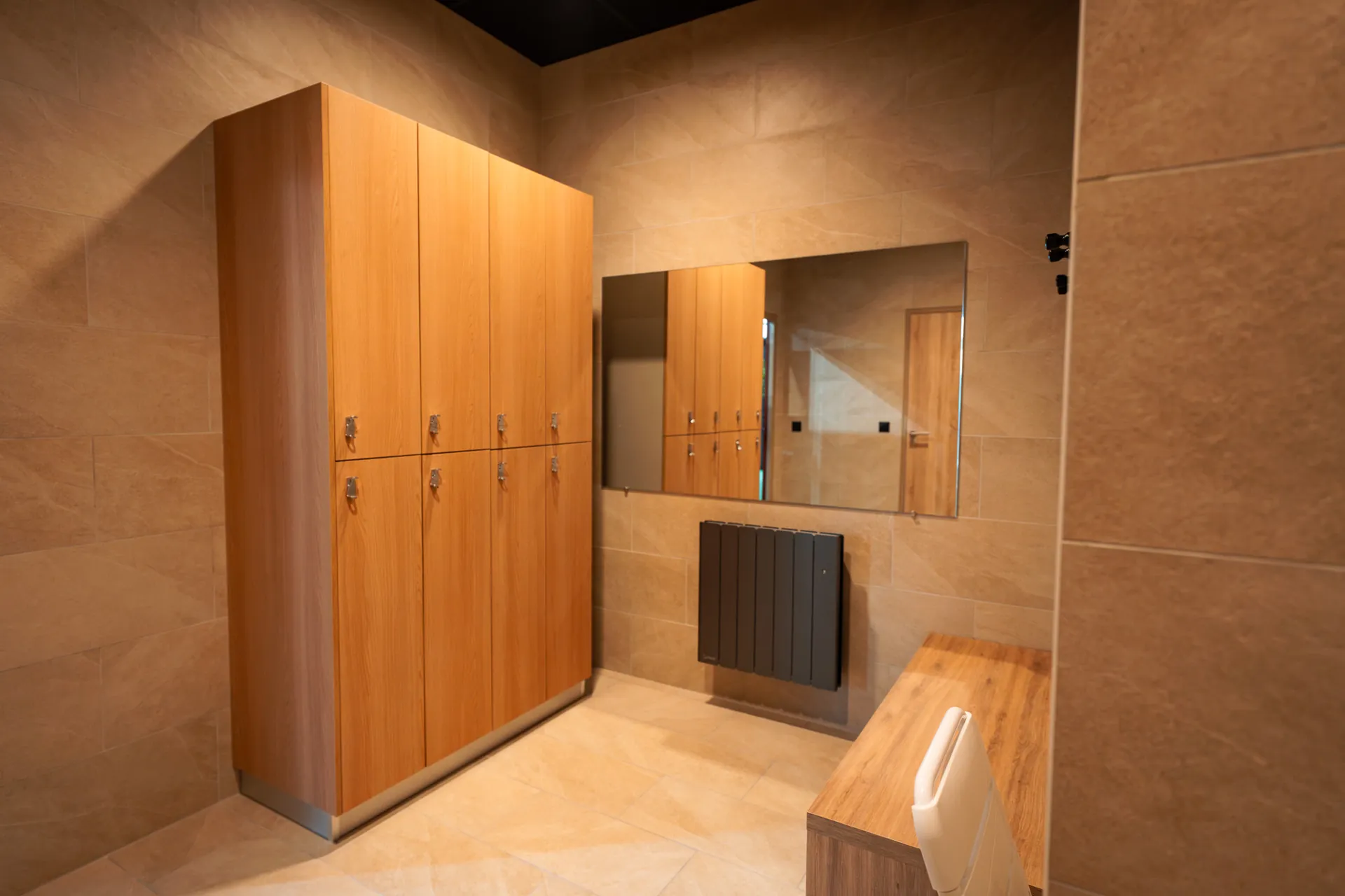 Vestiaires du Cocoon Padel Club avec casiers et douches individuelles accessibles PMR