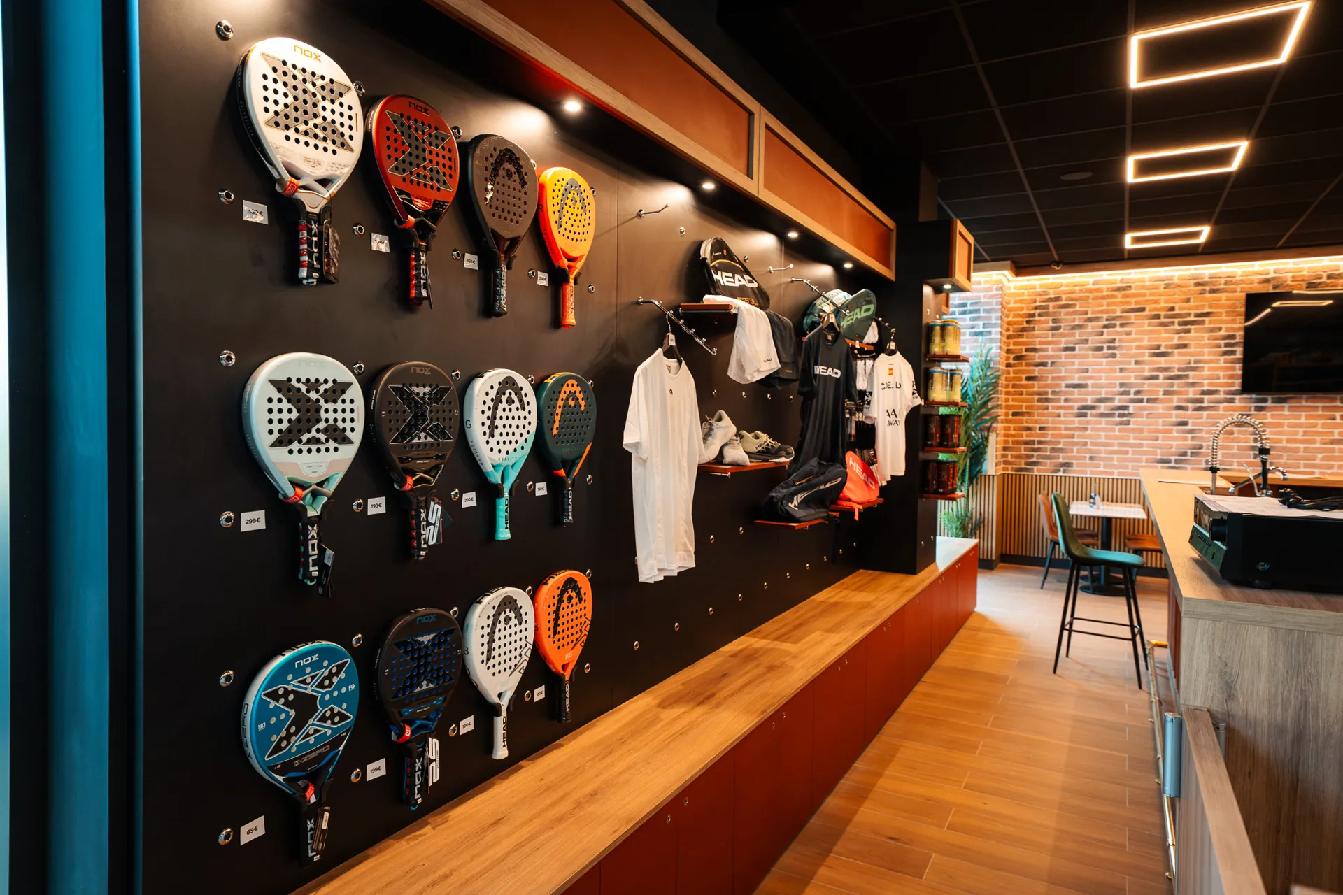Boutique du Cocoon Padel Club : raquettes Head et Nox, textile et accessoires de padel