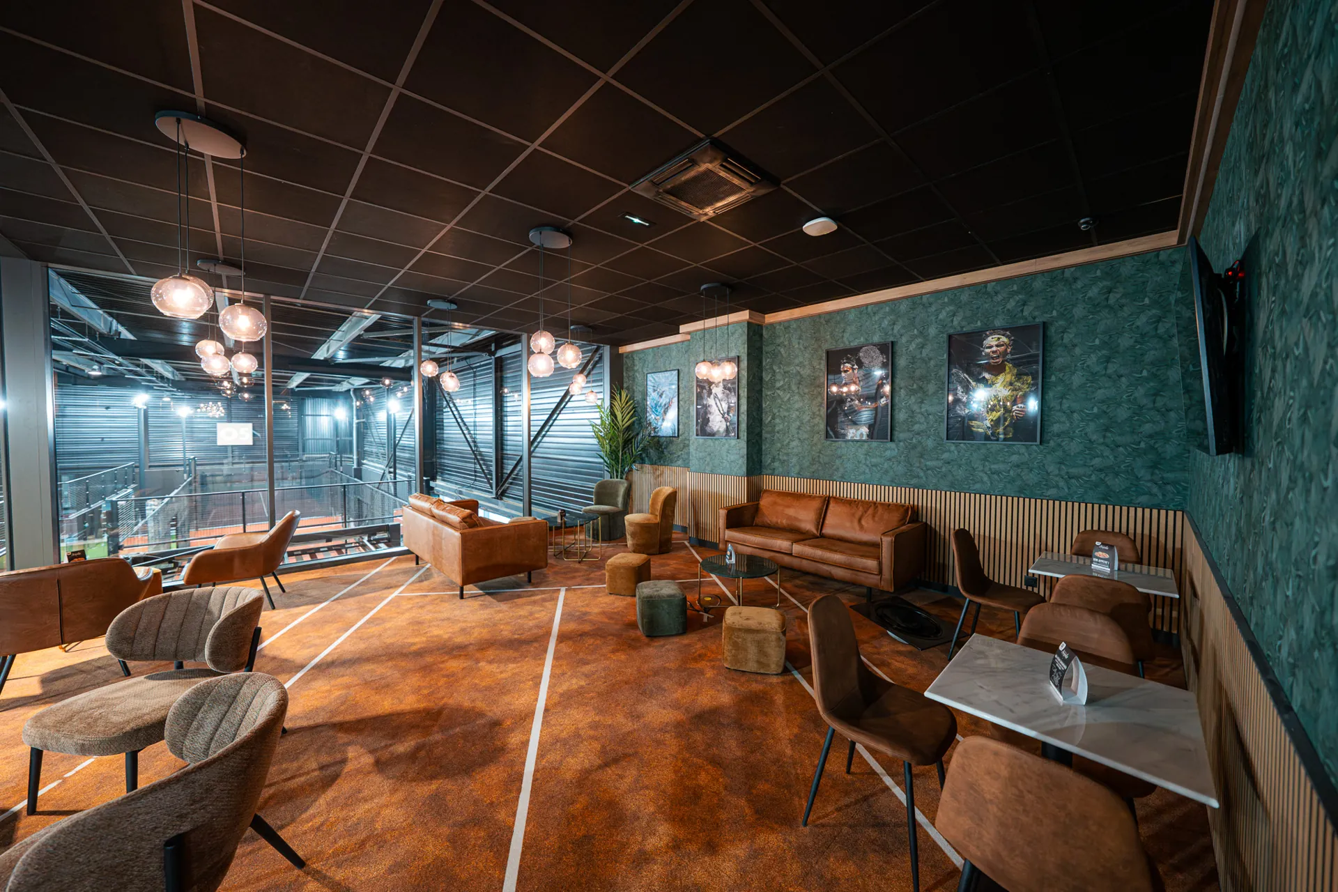 Salon Tennis du Cocoon Padel Club, vue panoramique sur les terrains
