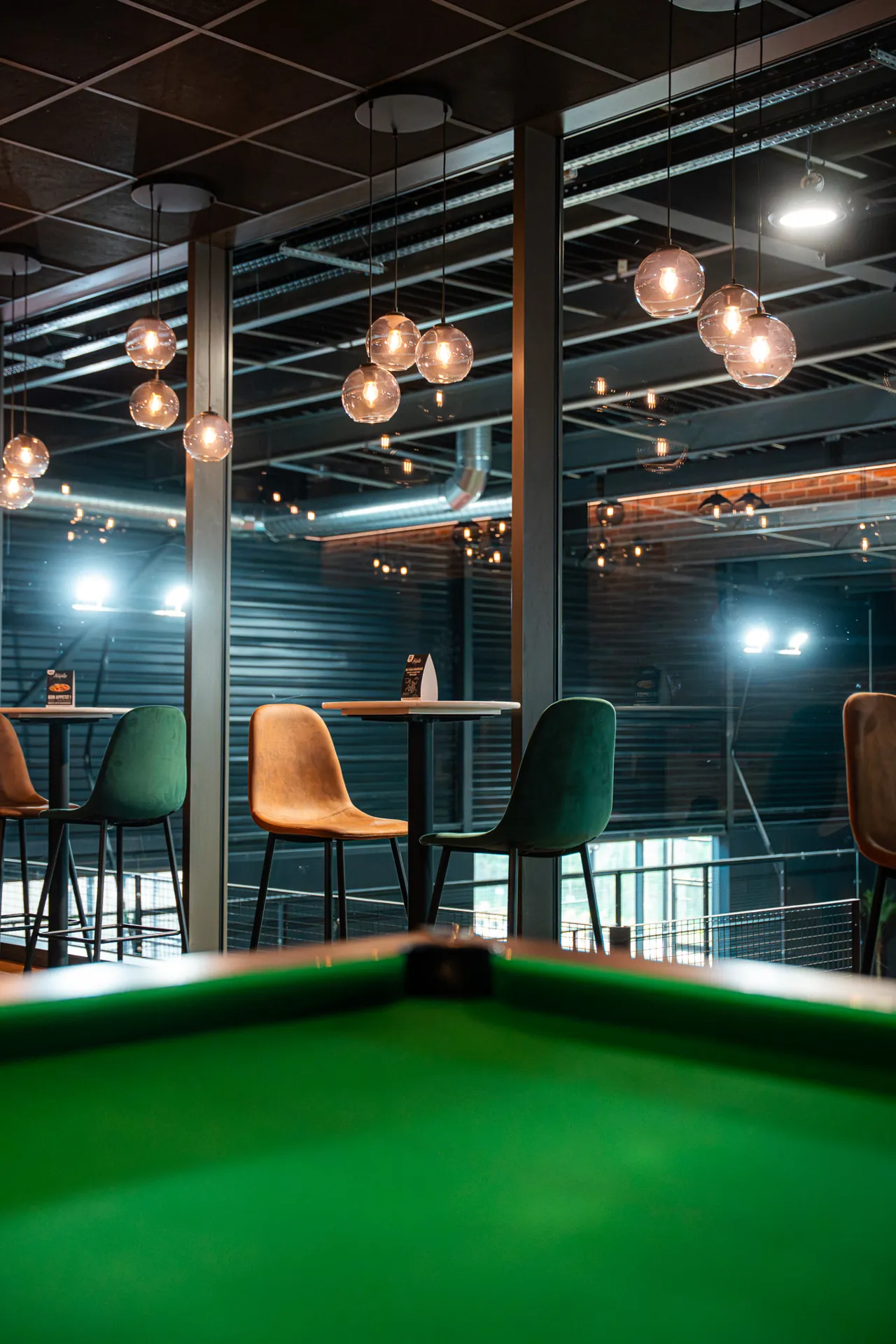 La mezzanine du Cocoon Padel Club : salons vitrés à privatiser