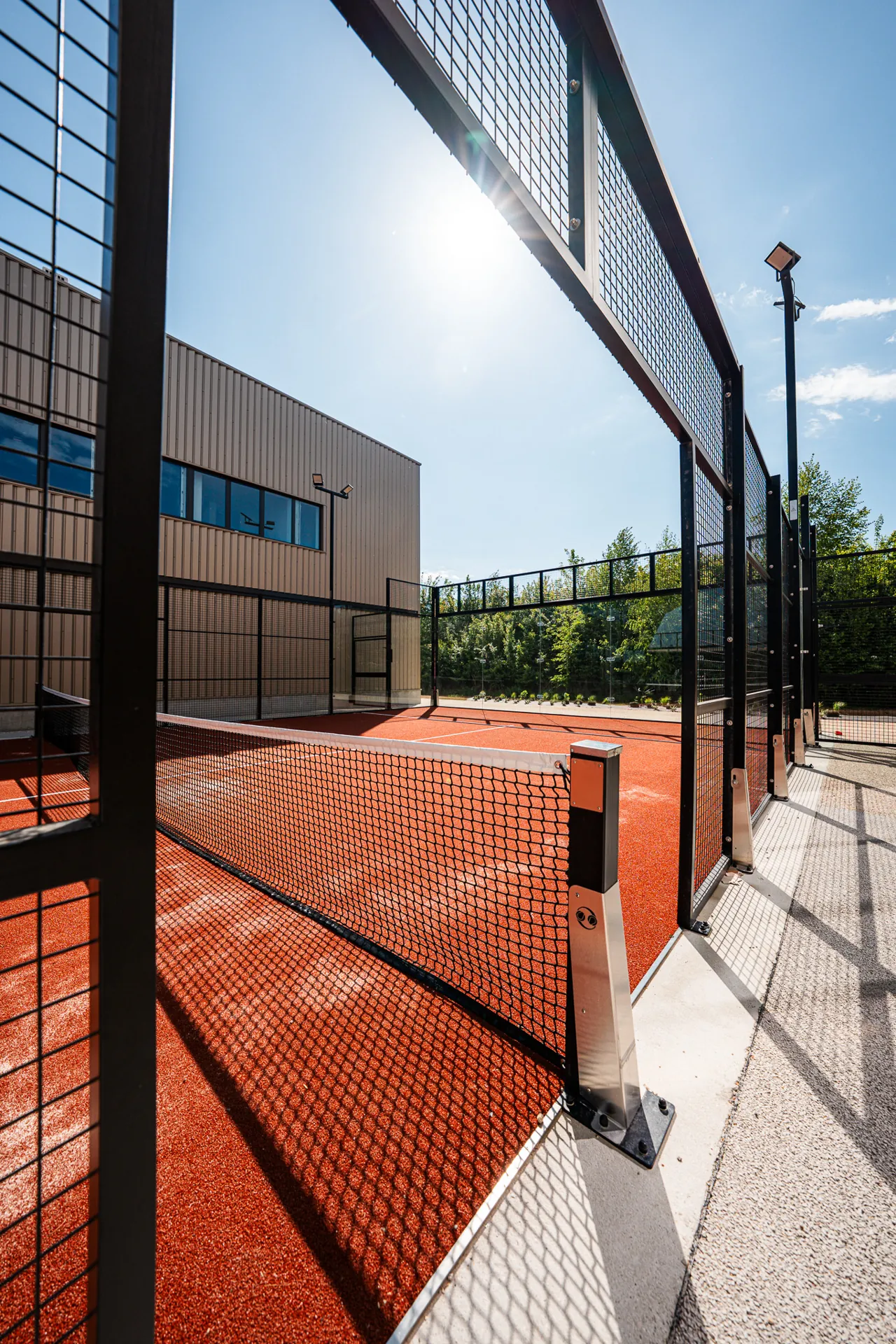 Espaces extérieurs du Cocoon Padel Club : terrains en plein air près de Rouen