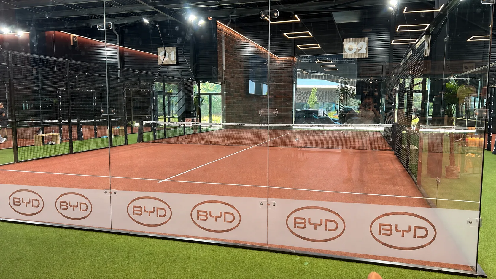 Naming terrain : logo d'entreprise en vitrophanie au Cocoon Padel Club
