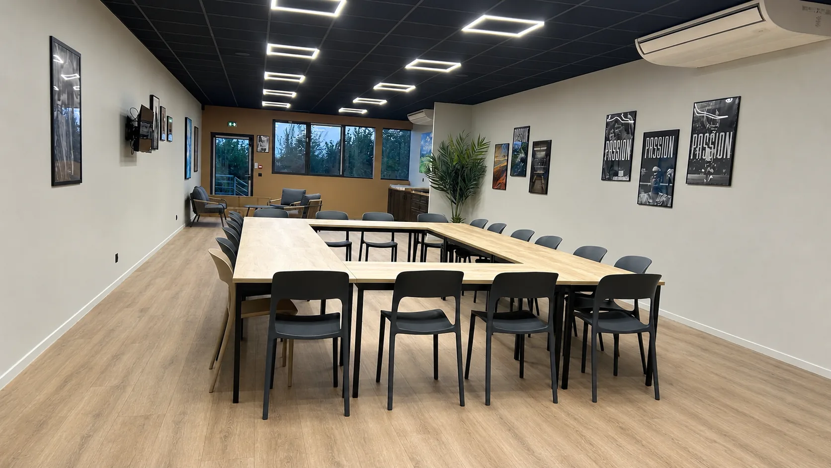 Salle de séminaire du Cocoon Padel Club, tables en U et écran pour vos réunions d'entreprise